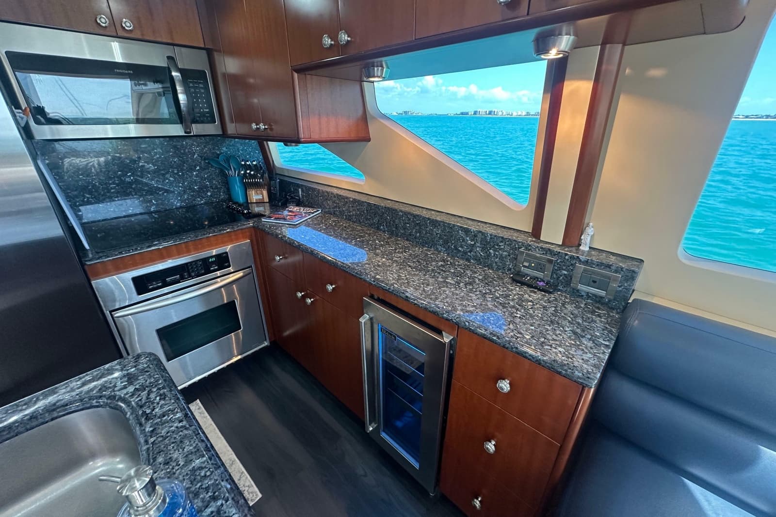 2006 Lazzara Yachts 68 Motoryacht - Photo 42