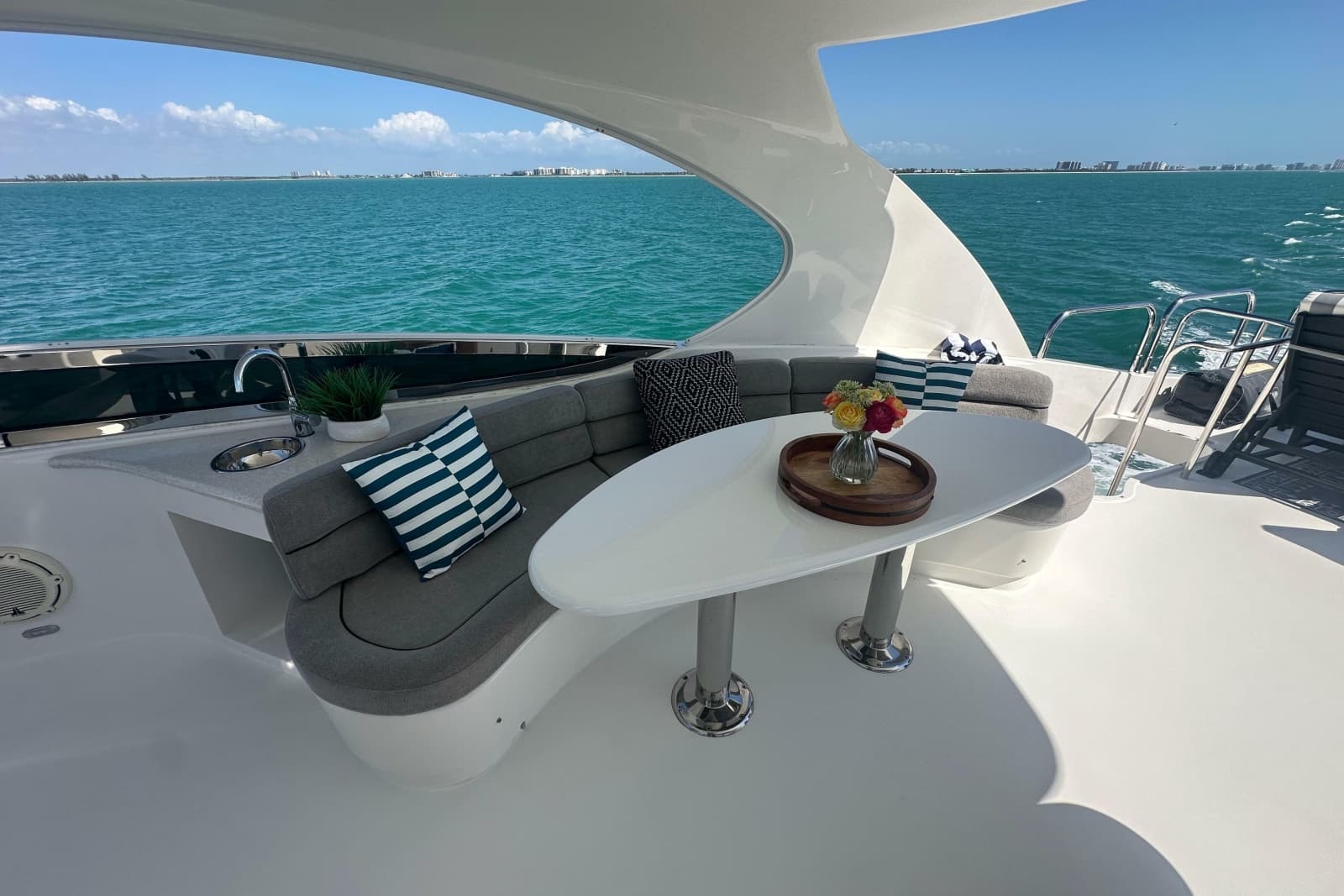 2006 Lazzara Yachts 68 Motoryacht - Photo 20