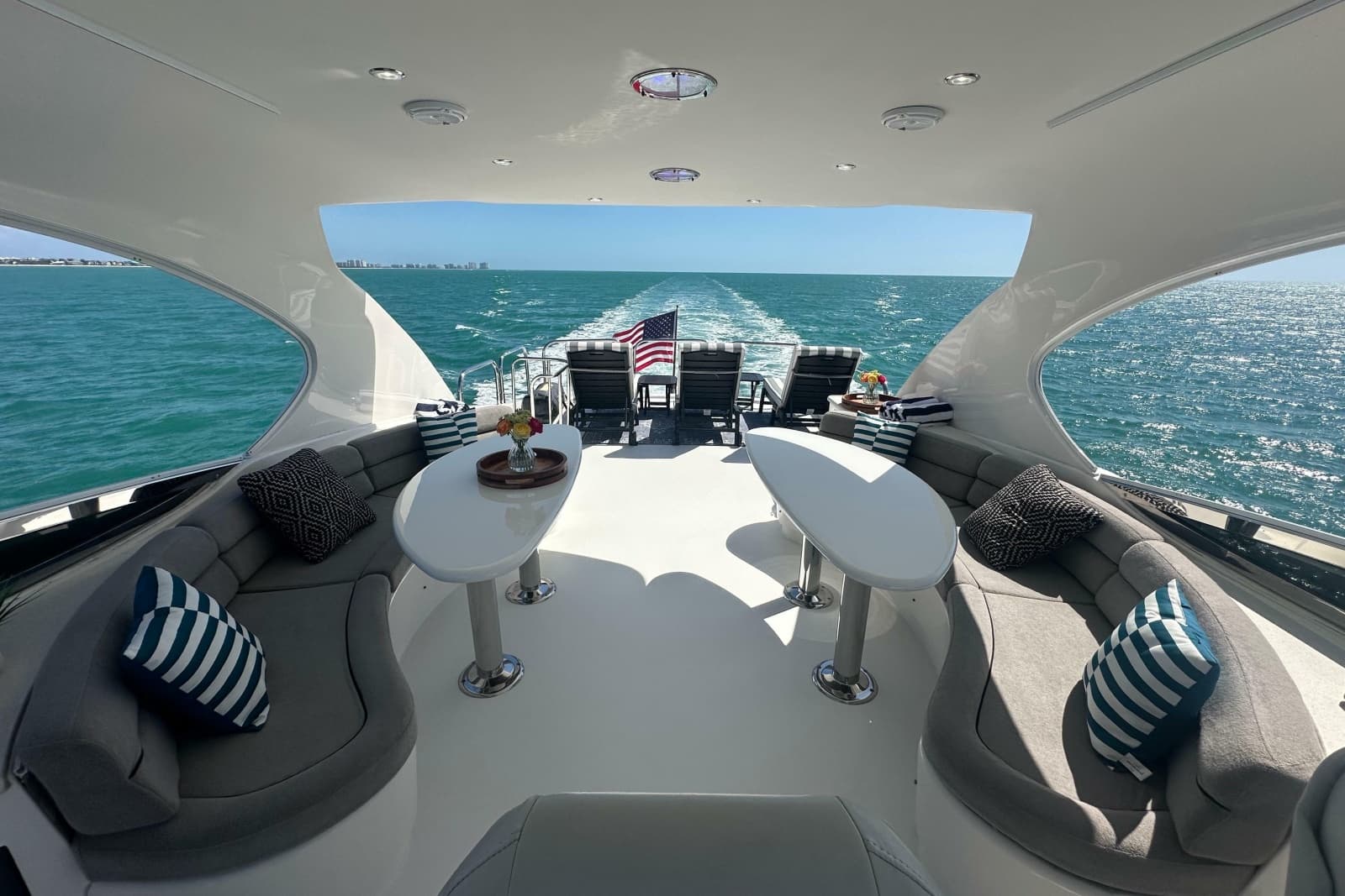2006 Lazzara Yachts 68 Motoryacht - Photo 19