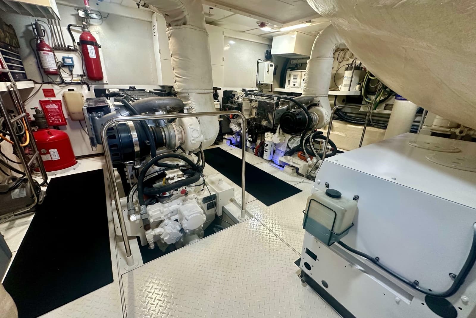 2006 Lazzara Yachts 68 Motoryacht - Photo 72