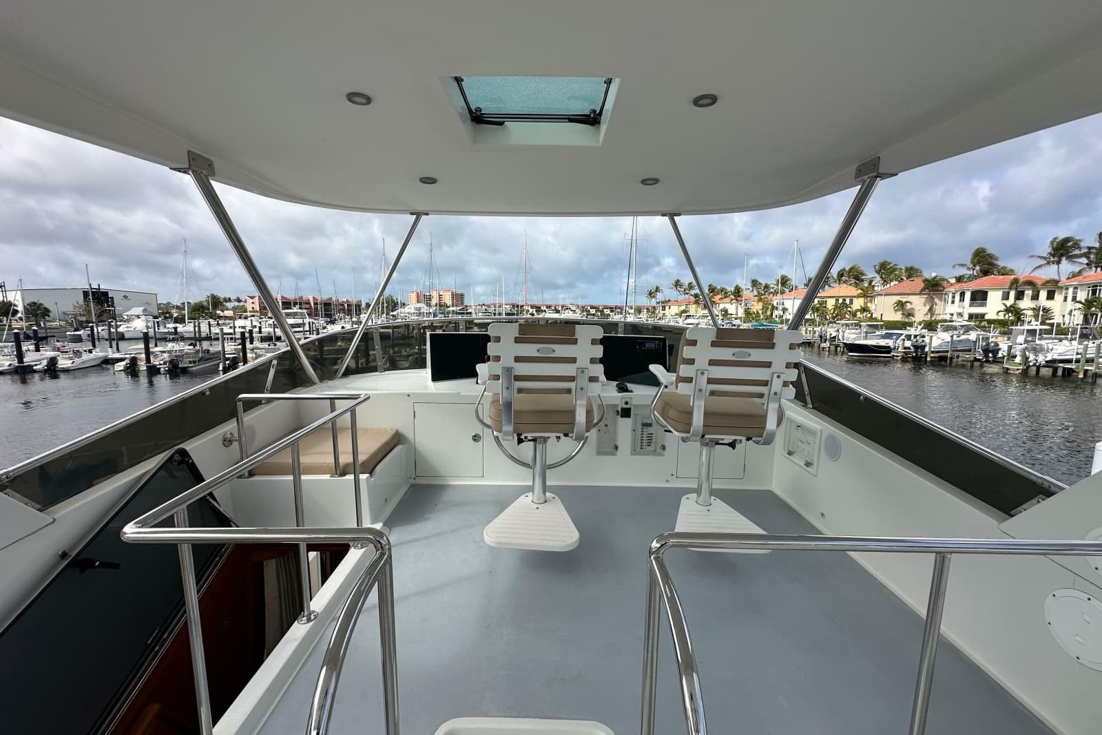 2005 Jefferson Pilothouse 63 - Photo 11