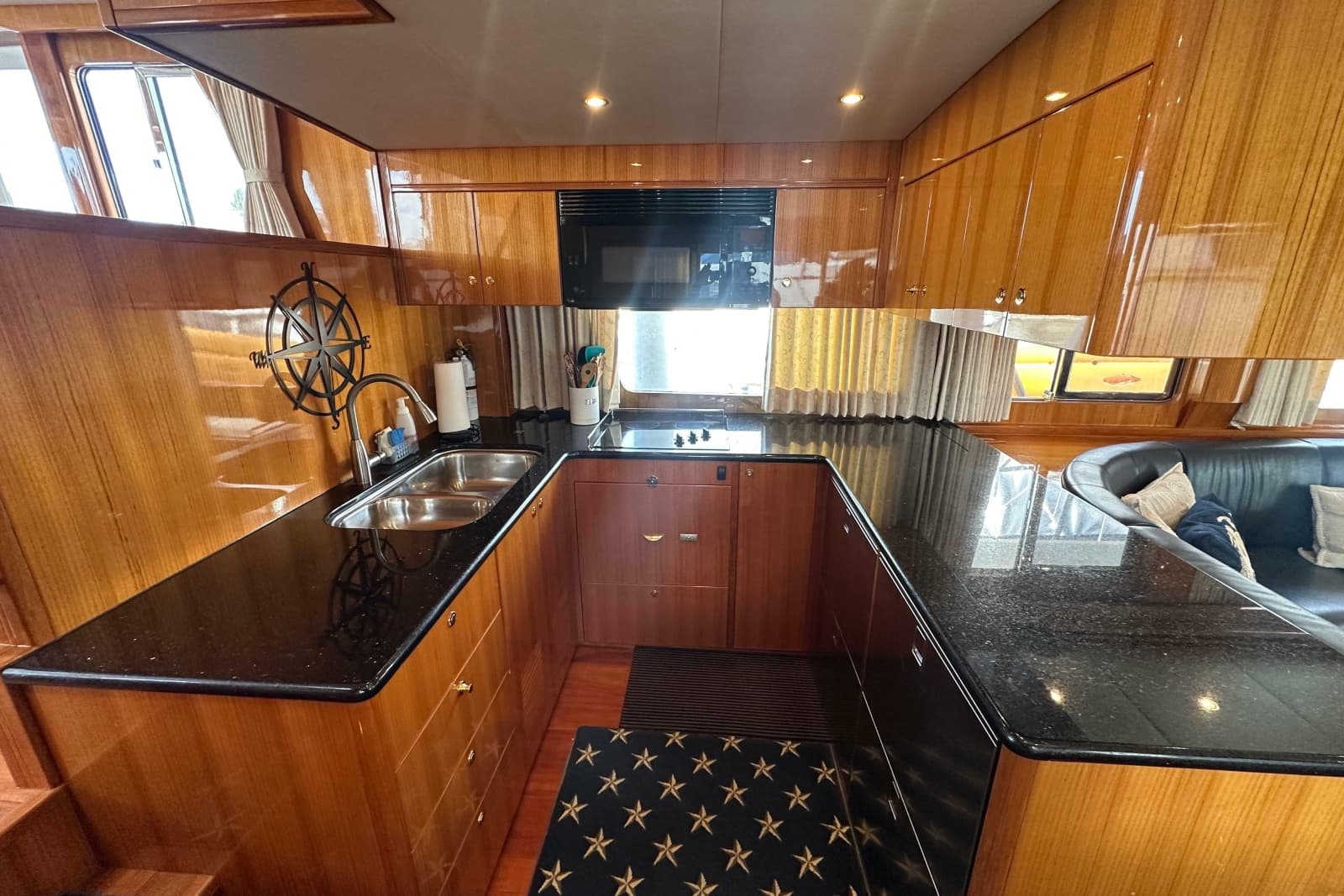 2005 Jefferson Pilothouse 63 - Photo 24