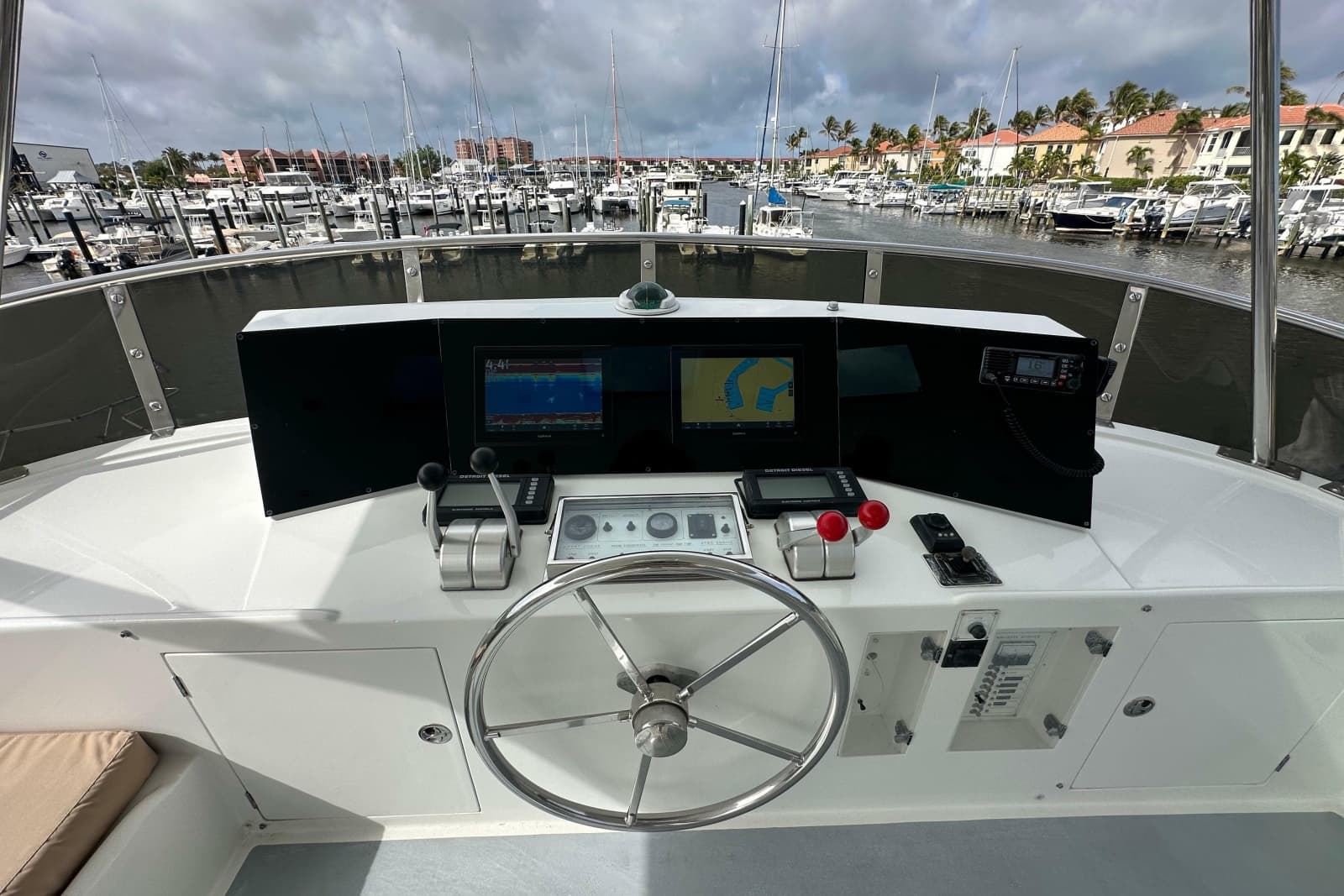 2005 Jefferson Pilothouse 63 - Photo 12