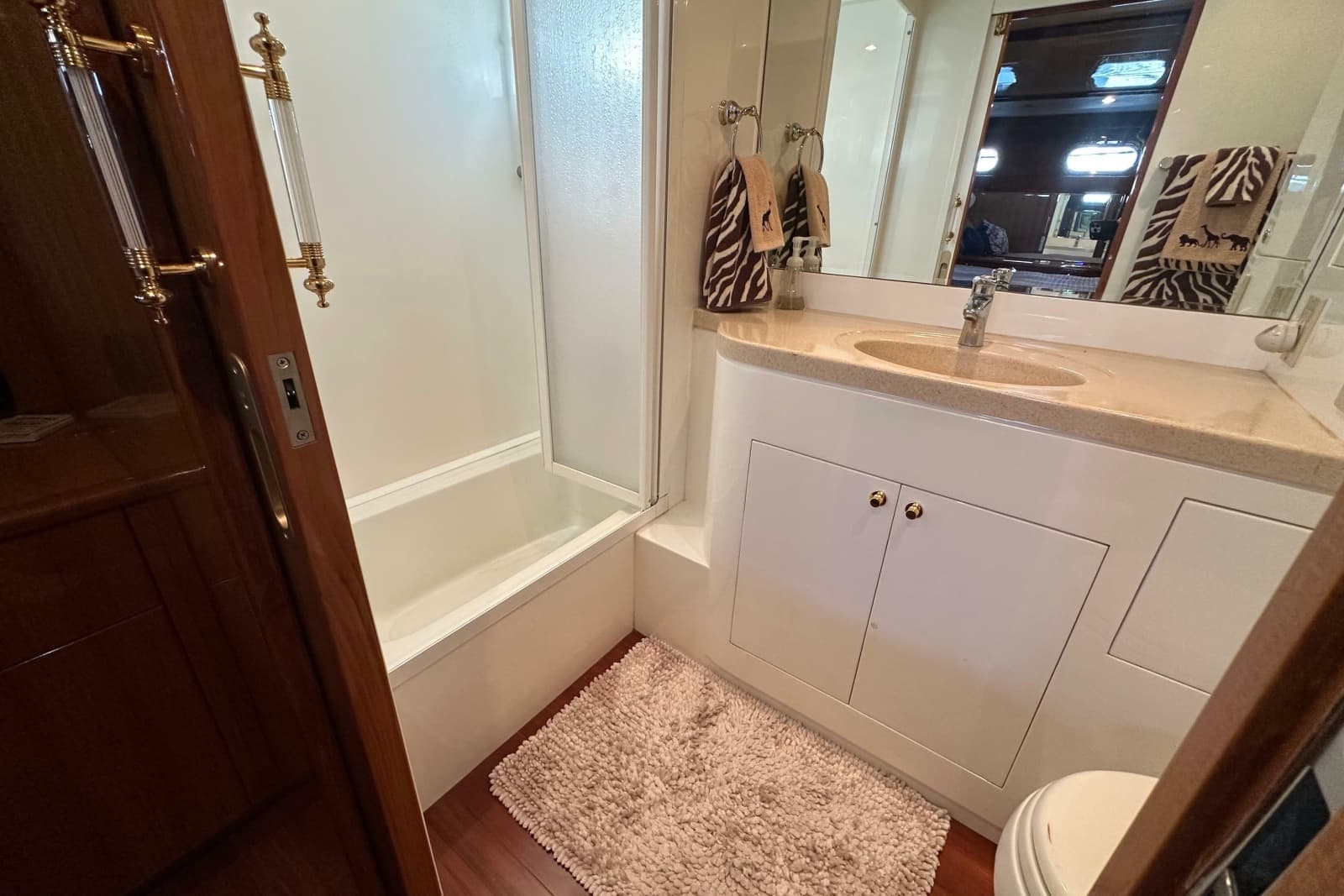 2005 Jefferson Pilothouse 63 - Photo 36
