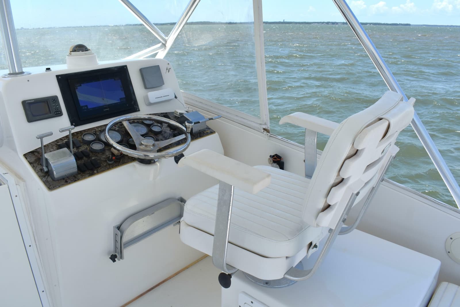 2004 Judge 34 Express - Photo 16