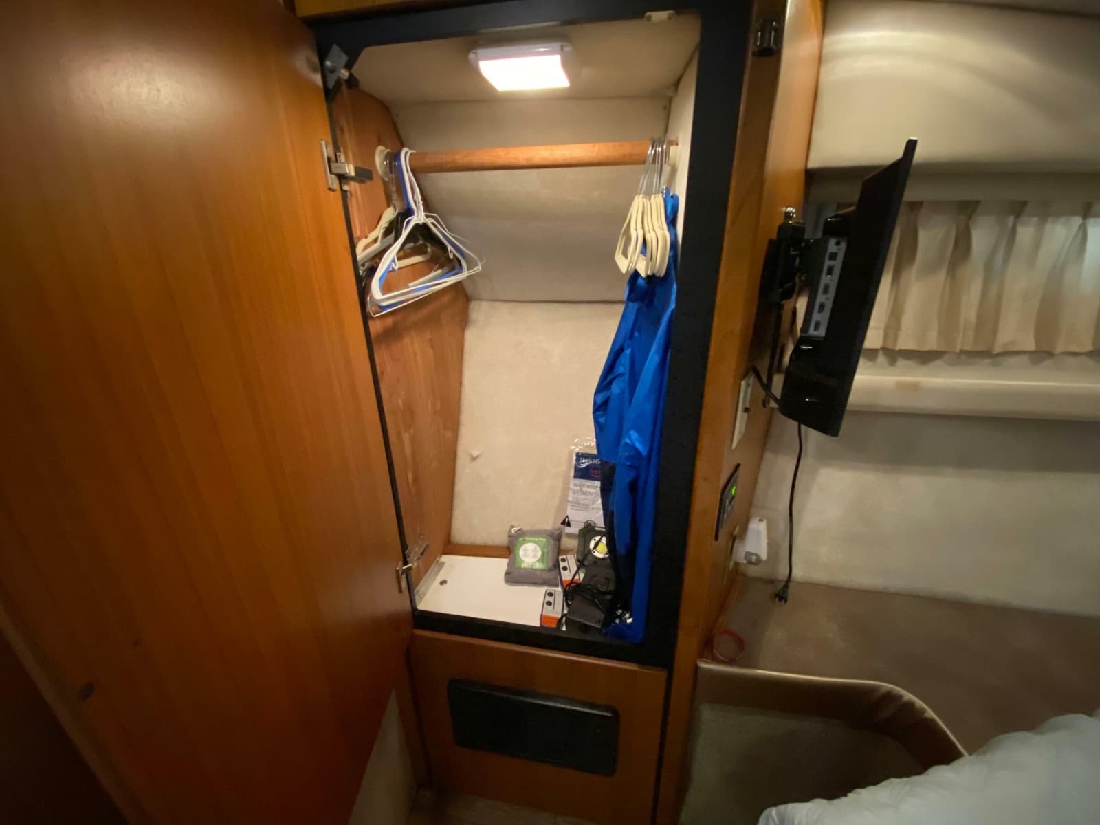 2001 Bayliner 3988 Motoryacht - Photo 31