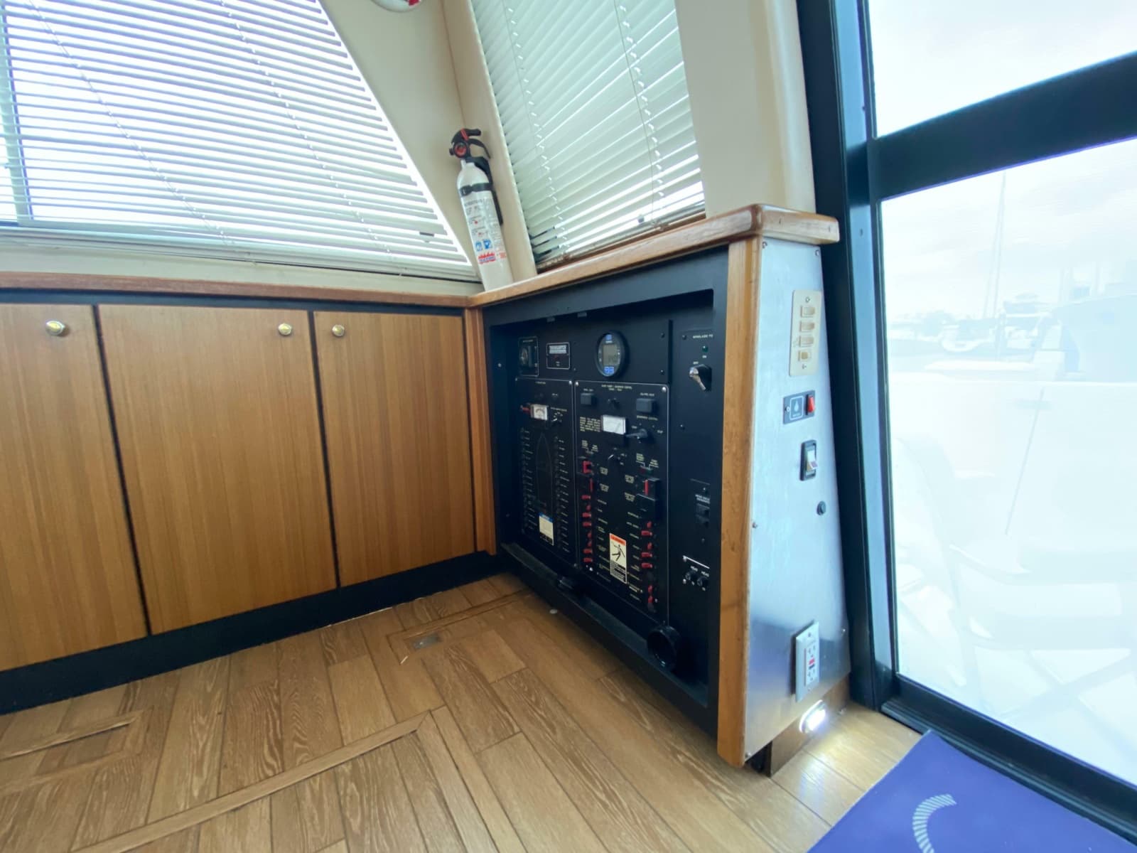 2001 Bayliner 3988 Motoryacht - Photo 9