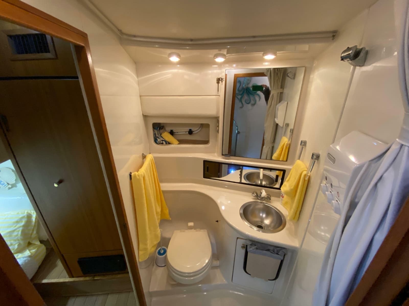 2001 Bayliner 3988 Motoryacht - Photo 26