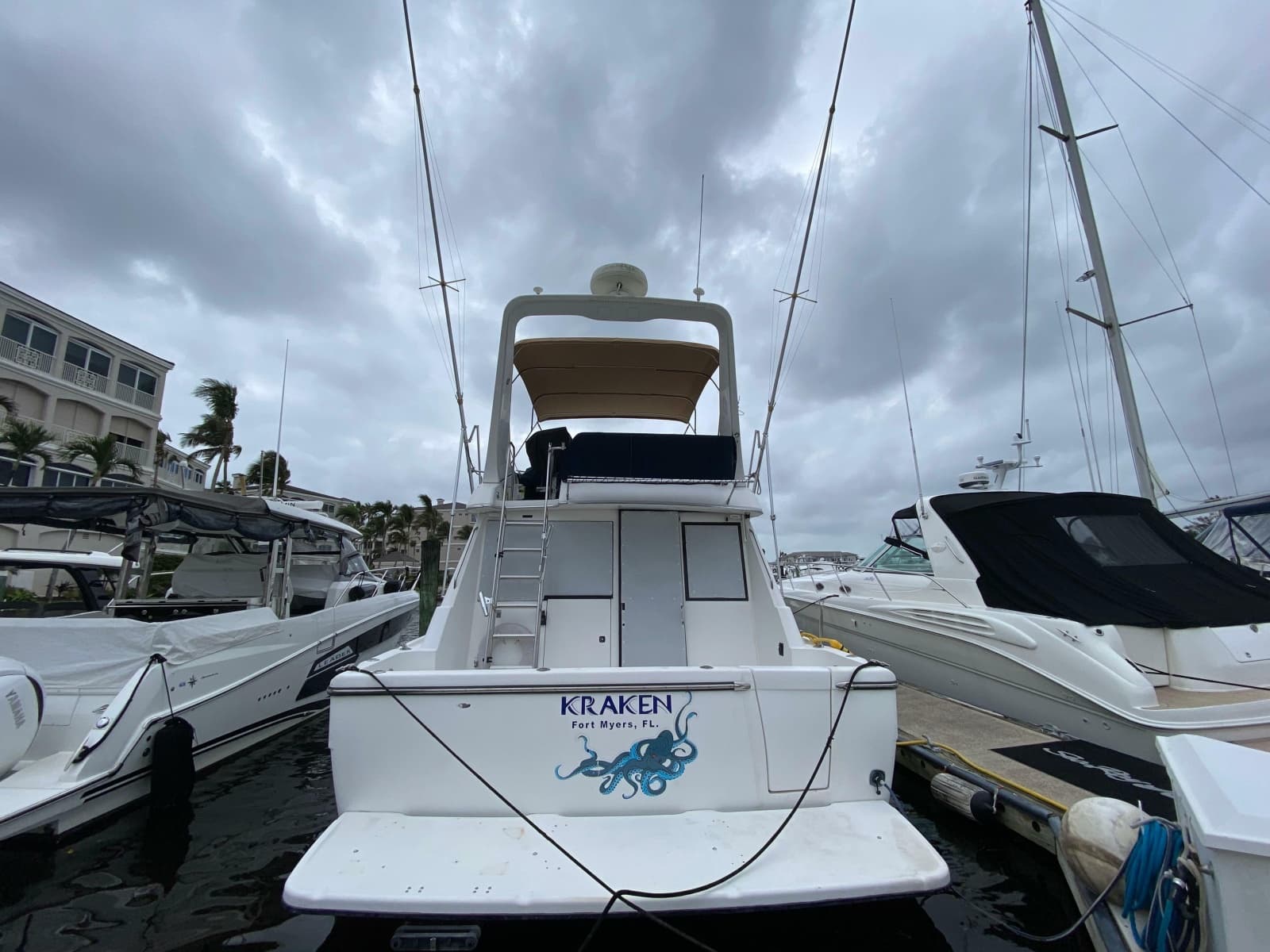 2001 Bayliner 3988 Motoryacht - Photo 2