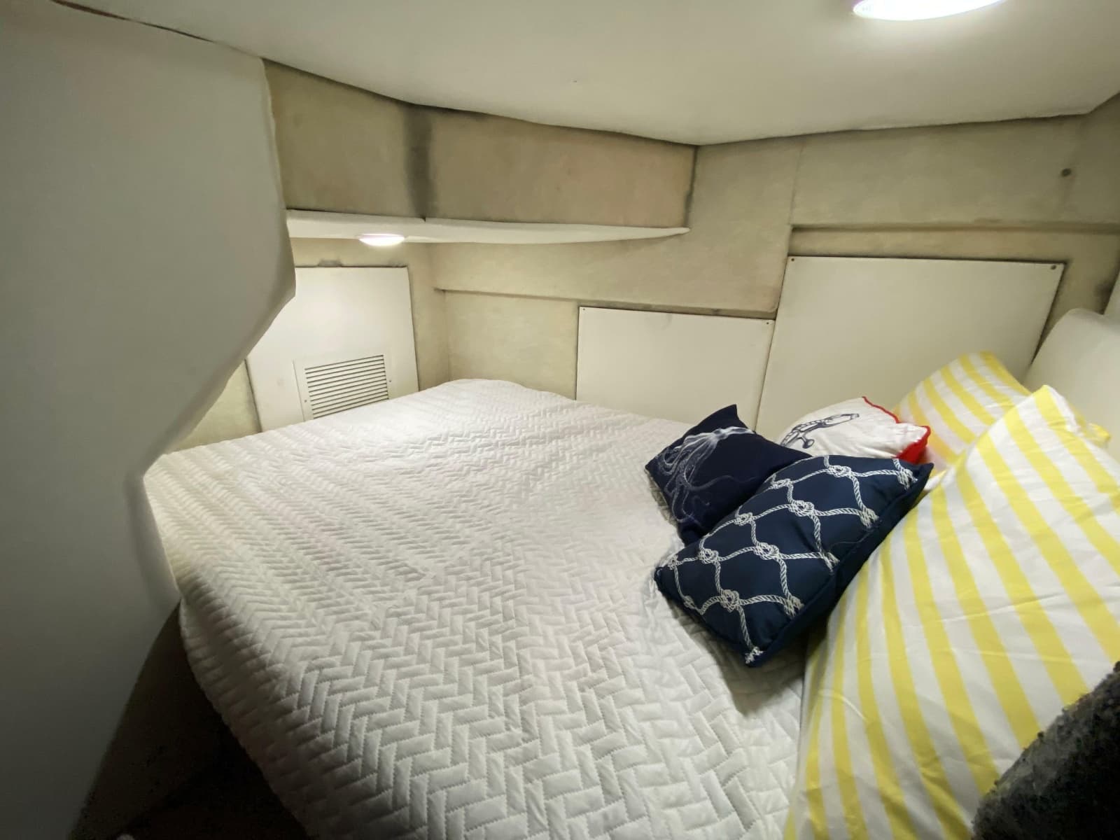 2001 Bayliner 3988 Motoryacht - Photo 24