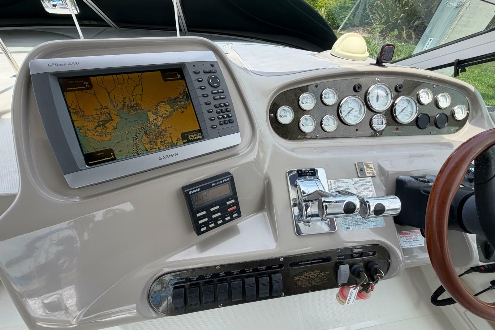 2001 Cruisers Yachts 3672 Express - Photo 12