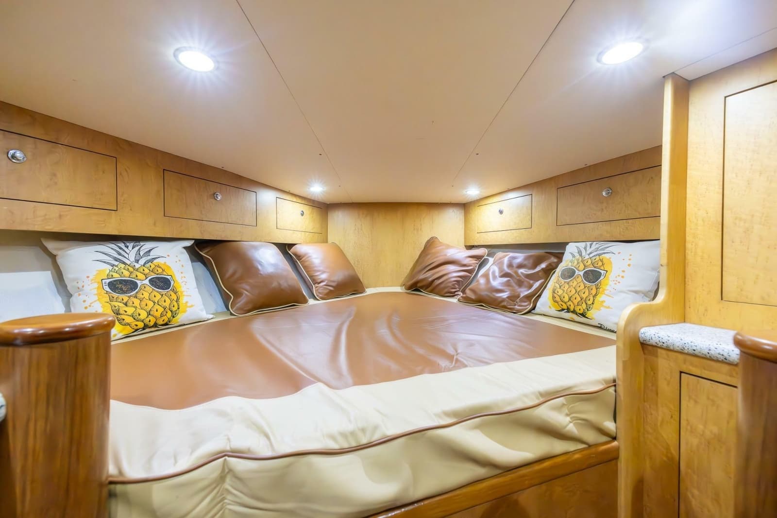 2001 Predator 35 Express - Photo 33