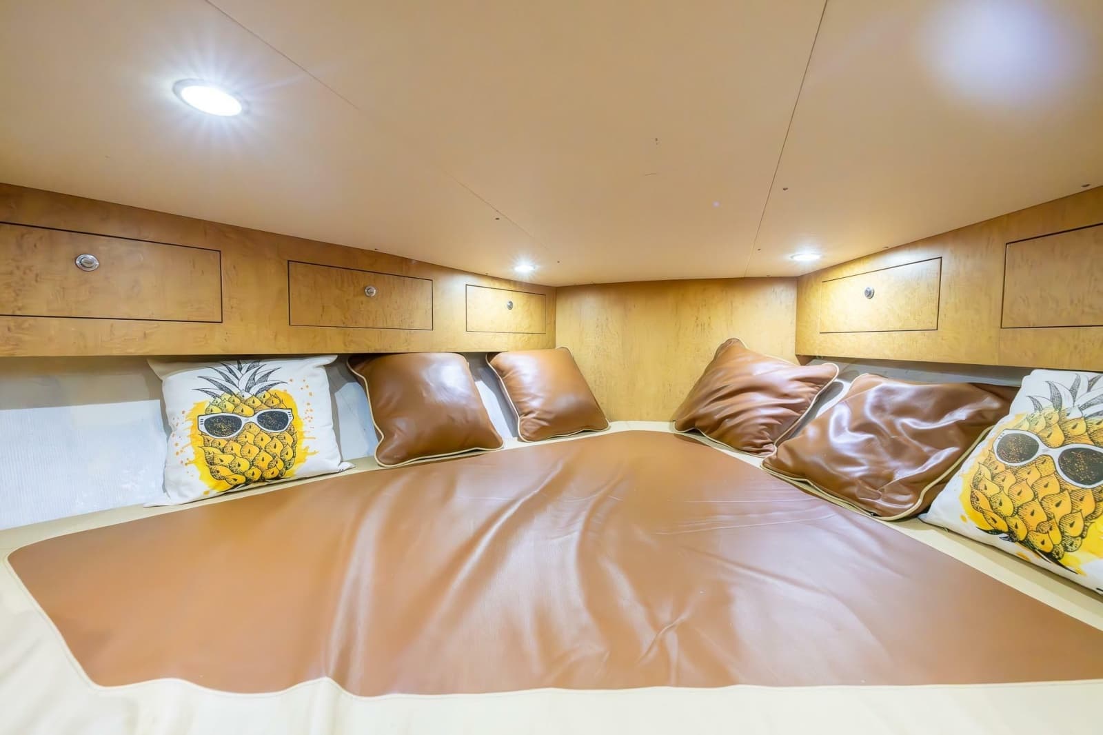 2001 Predator 35 Express - Photo 32