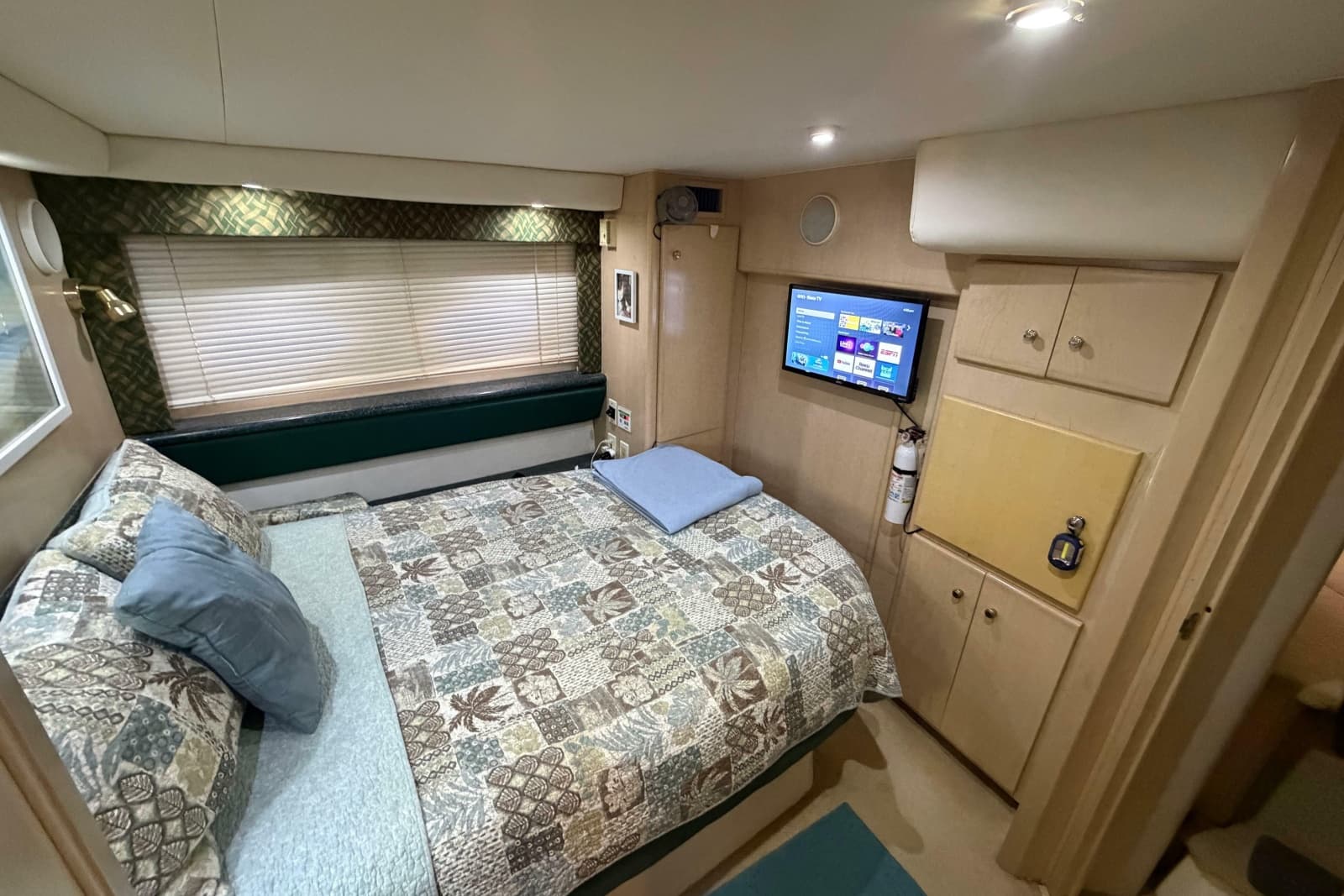 2000 Carver 356 Aft Cabin Motor Yacht - Photo 34