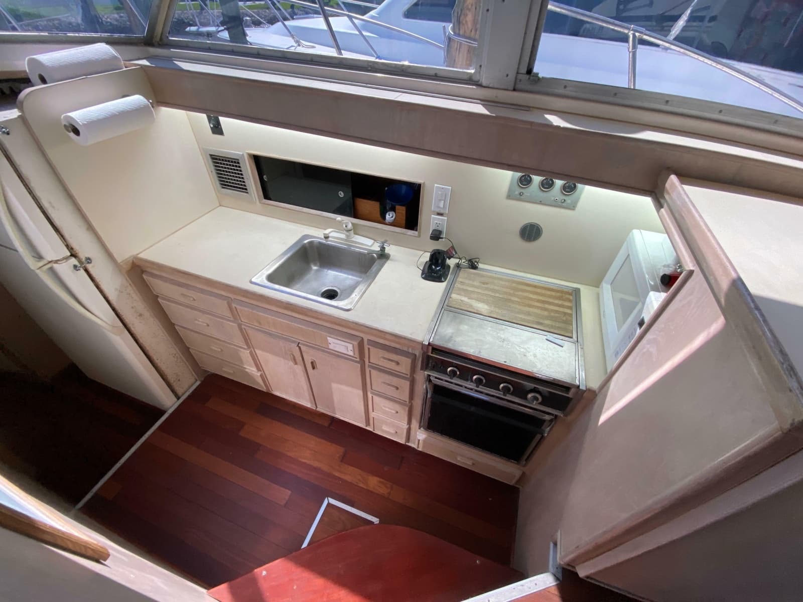 1982 Bertram 46.6 - Photo 25