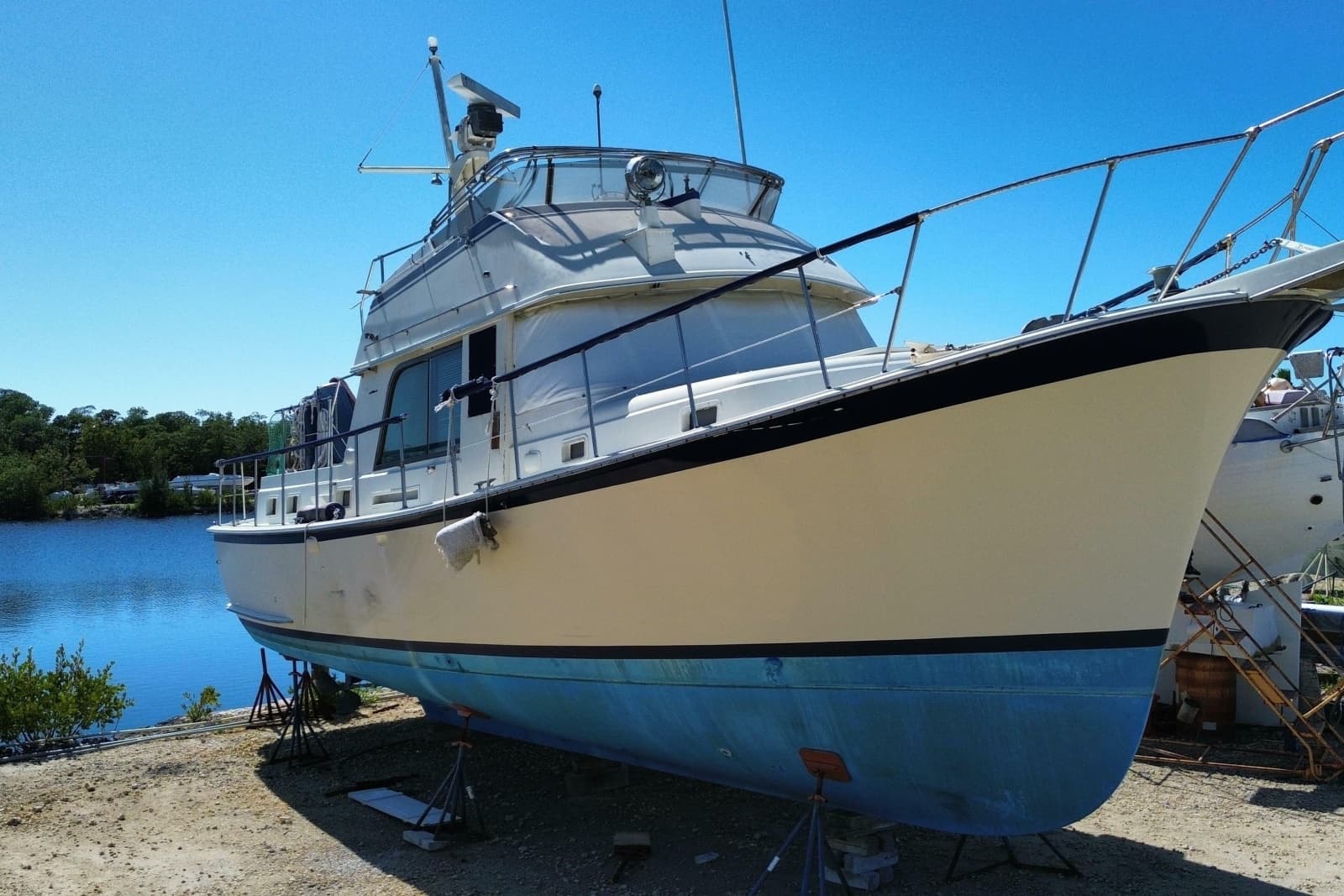 1976 Hatteras 42 Long Range Cruiser - Photo 2
