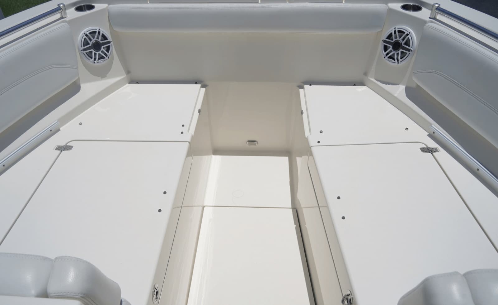 2021 Cobia 330DC - Photo 37