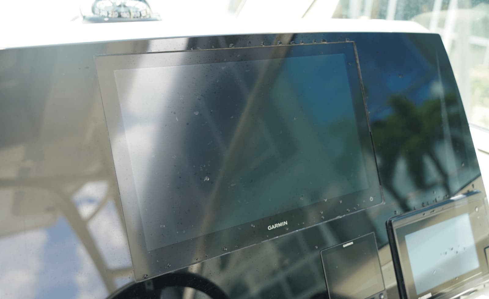 2021 Cobia 330DC - Photo 24
