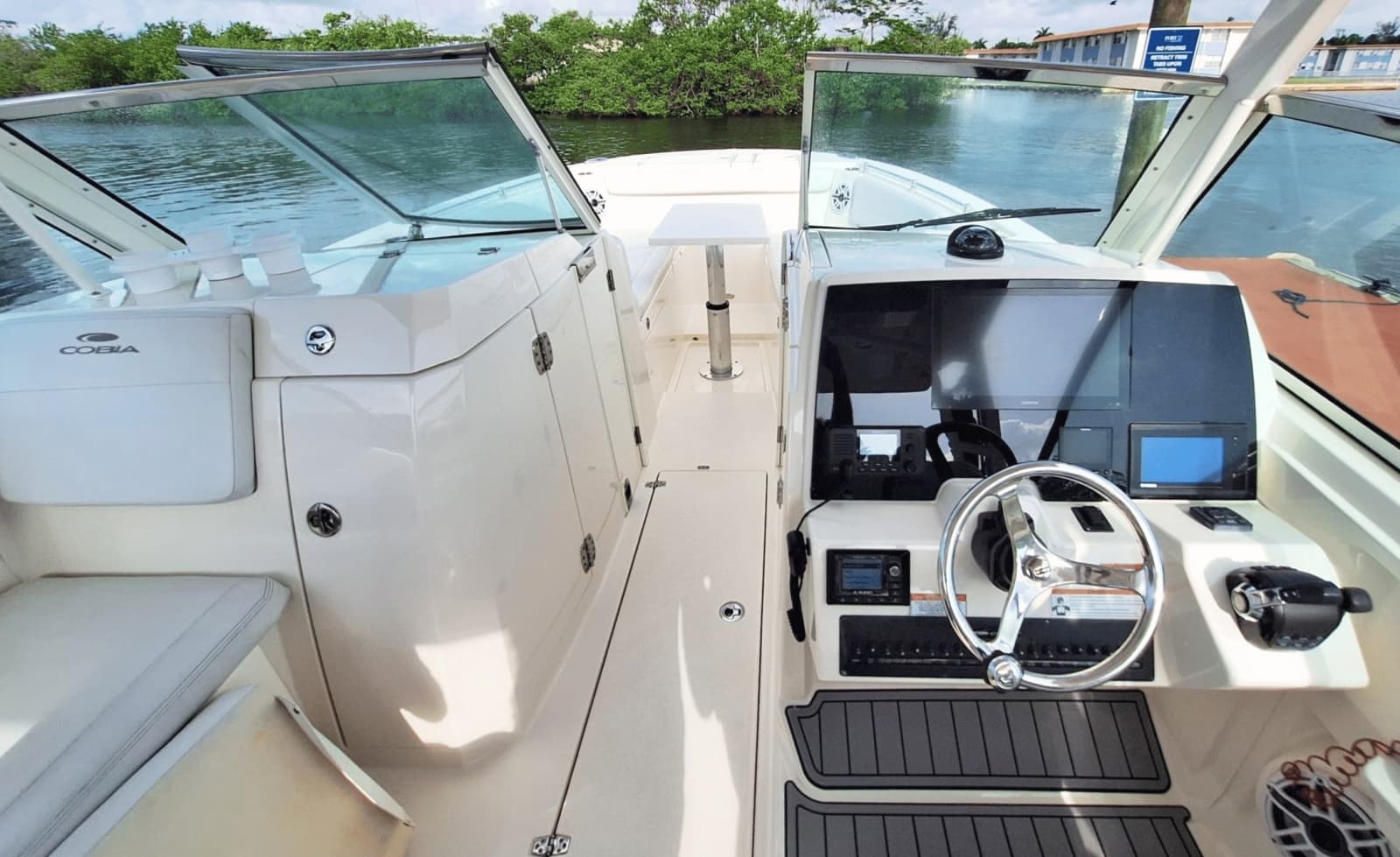 2021 Cobia 330DC - Photo 29