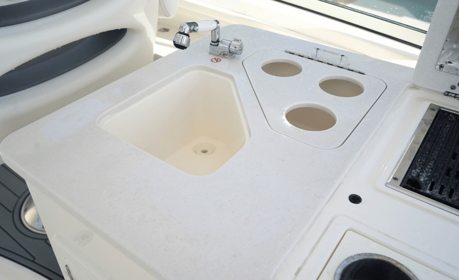 2021 Cobia 330DC - Photo 21