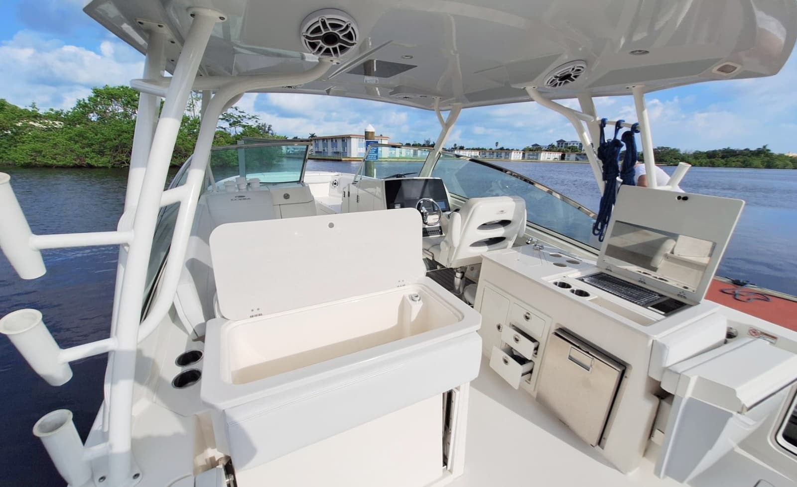 2021 Cobia 330DC - Photo 11