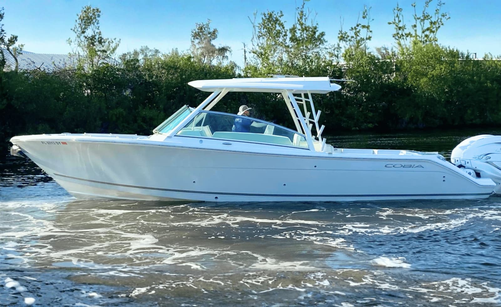 2021 Cobia 330DC - Photo 1