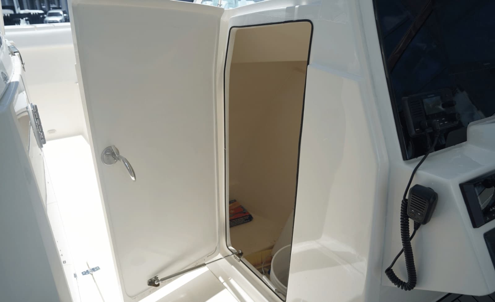 2021 Cobia 330DC - Photo 36