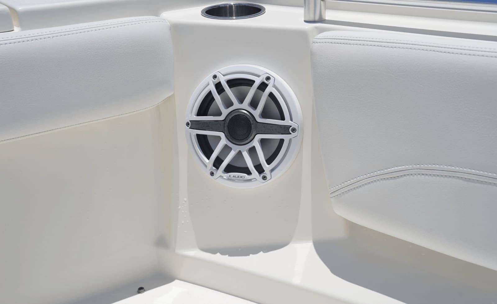 2021 Cobia 330DC - Photo 41