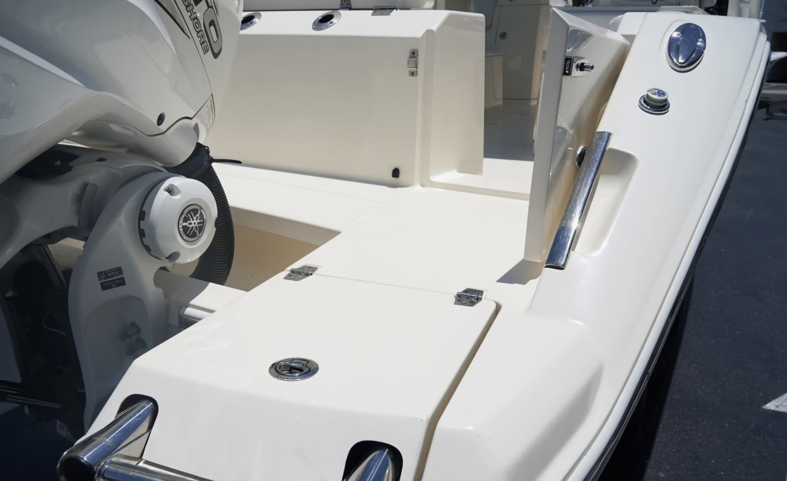 2021 Cobia 330DC - Photo 10