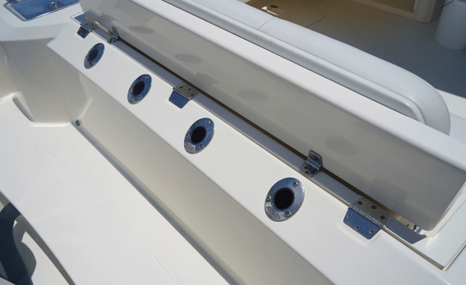 2021 Cobia 330DC - Photo 11