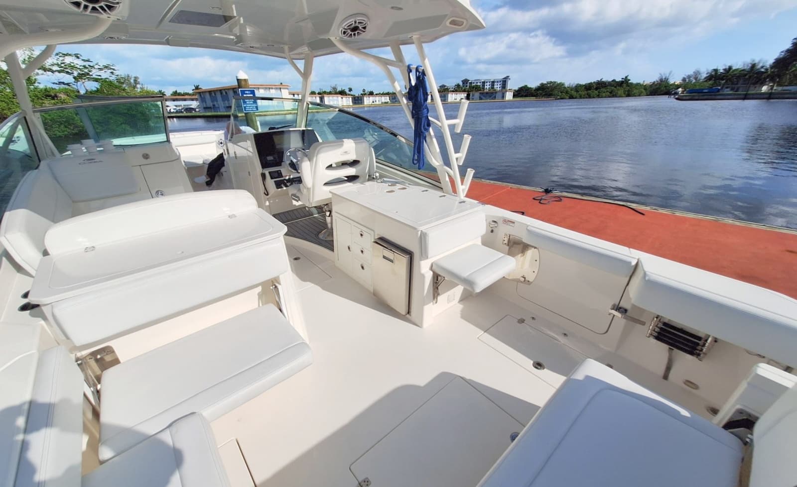 2021 Cobia 330DC - Photo 10