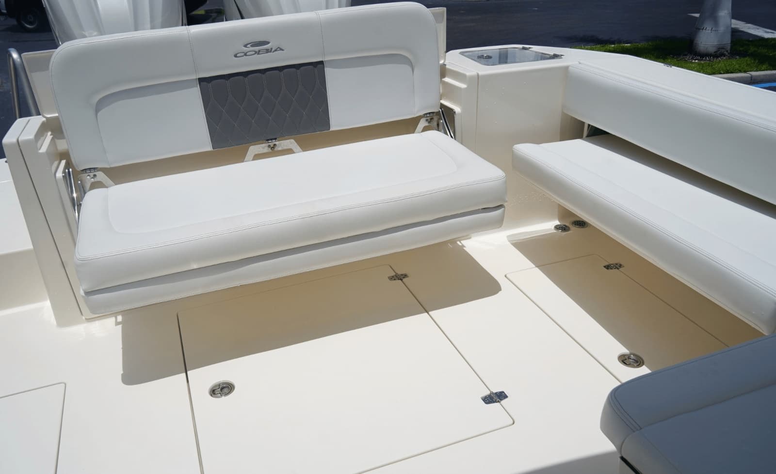 2021 Cobia 330DC - Photo 13