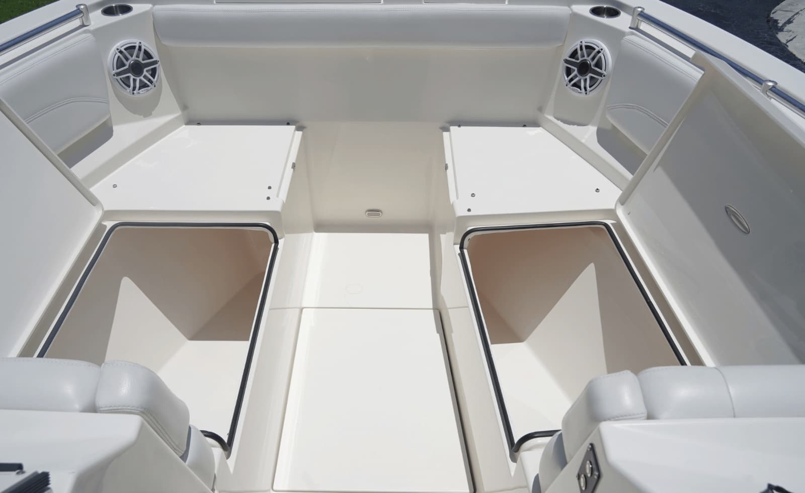 2021 Cobia 330DC - Photo 38