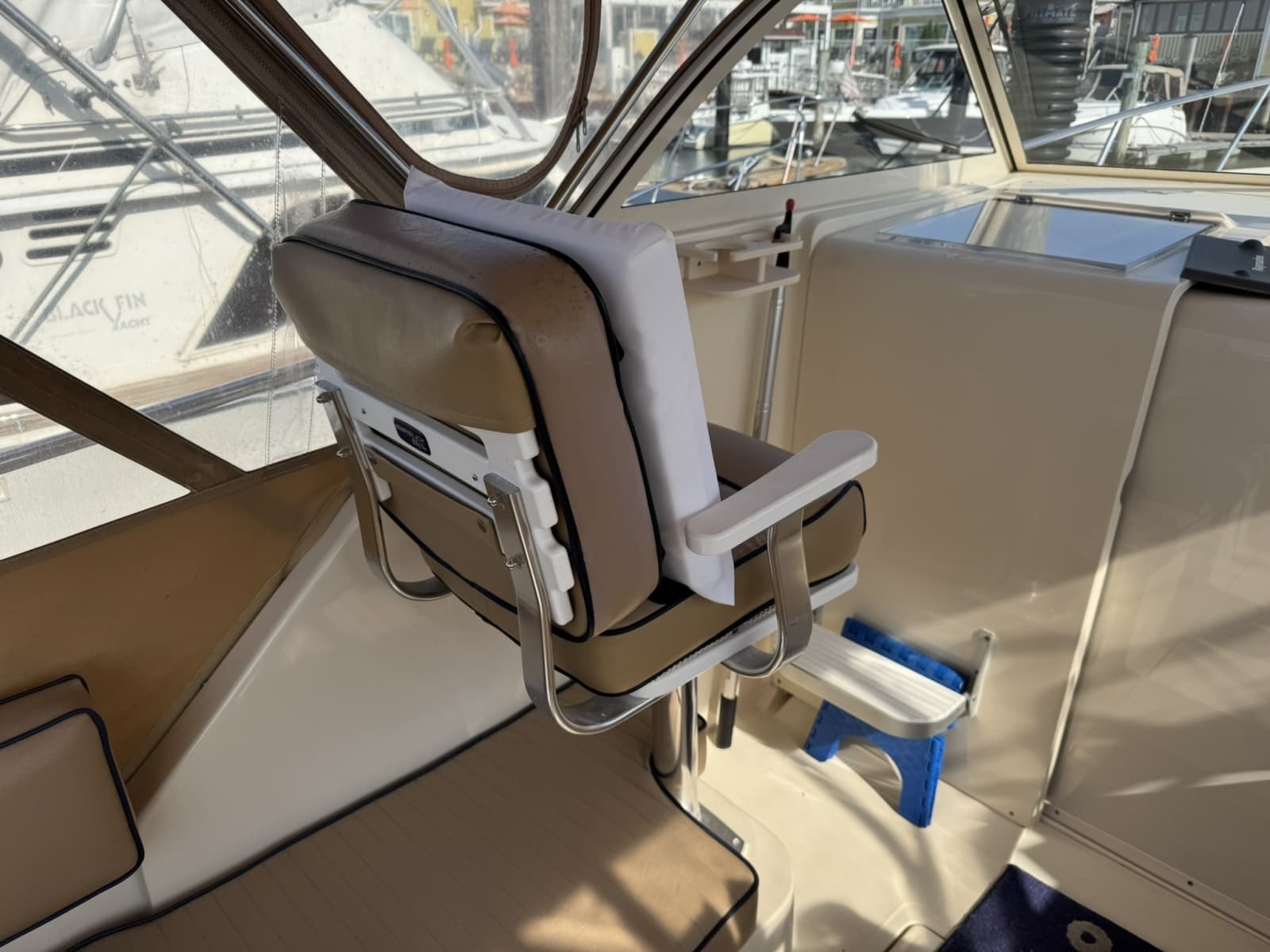 2007 Mainship Pilot 30 - Photo 10