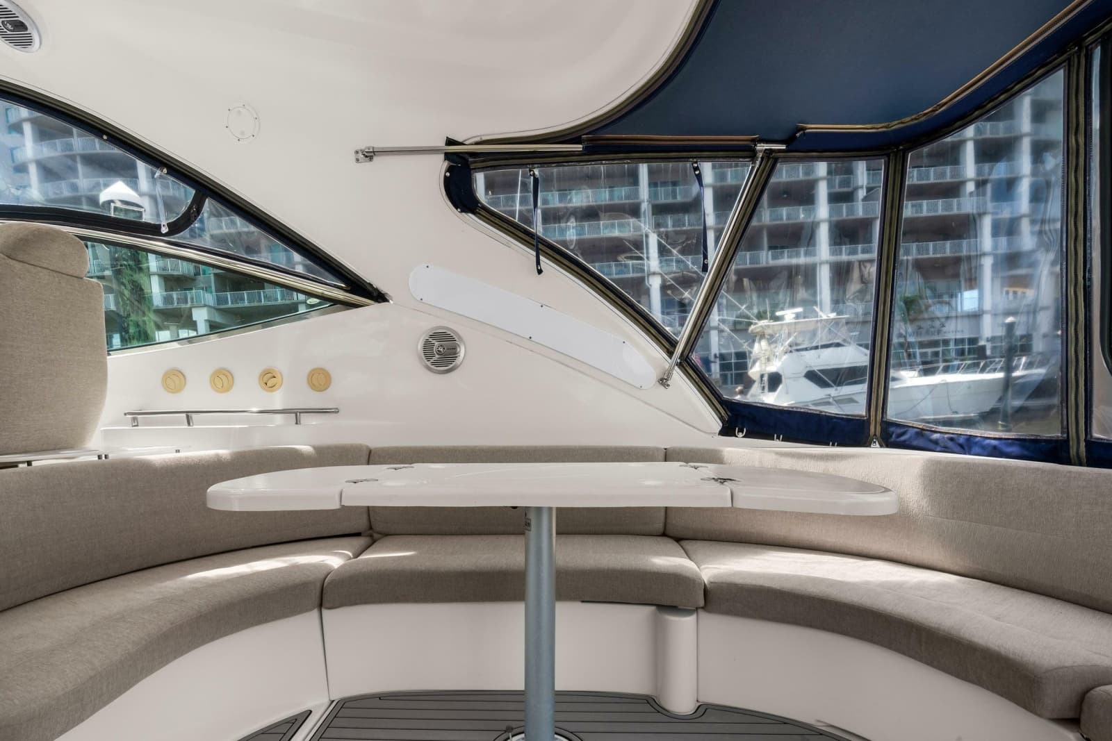 2005 Cruisers Yachts 520 Express - Photo 43