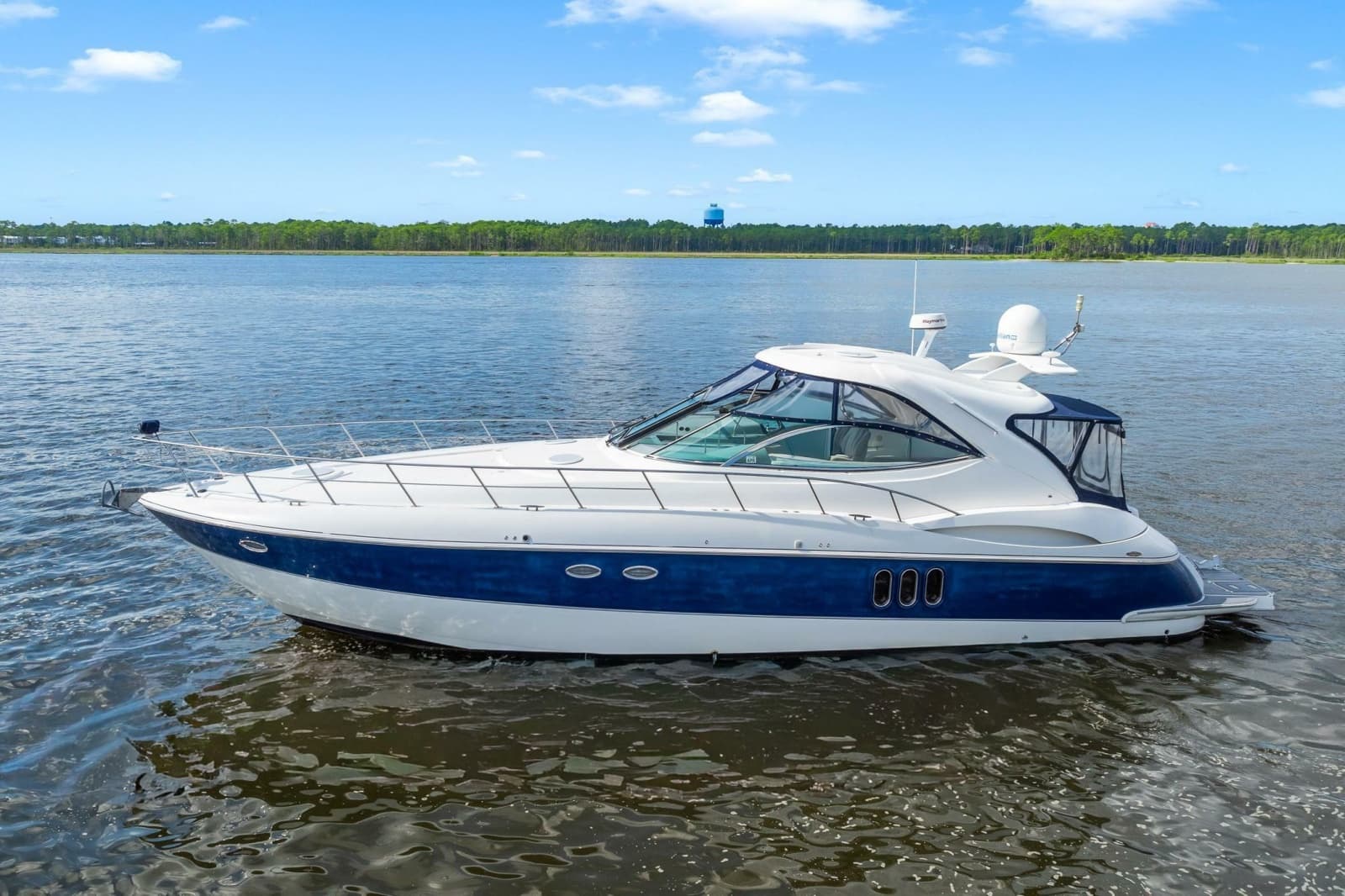 2005 Cruisers Yachts 520 Express - Photo 1