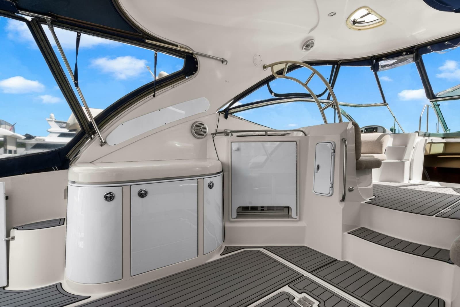 2005 Cruisers Yachts 520 Express - Photo 41