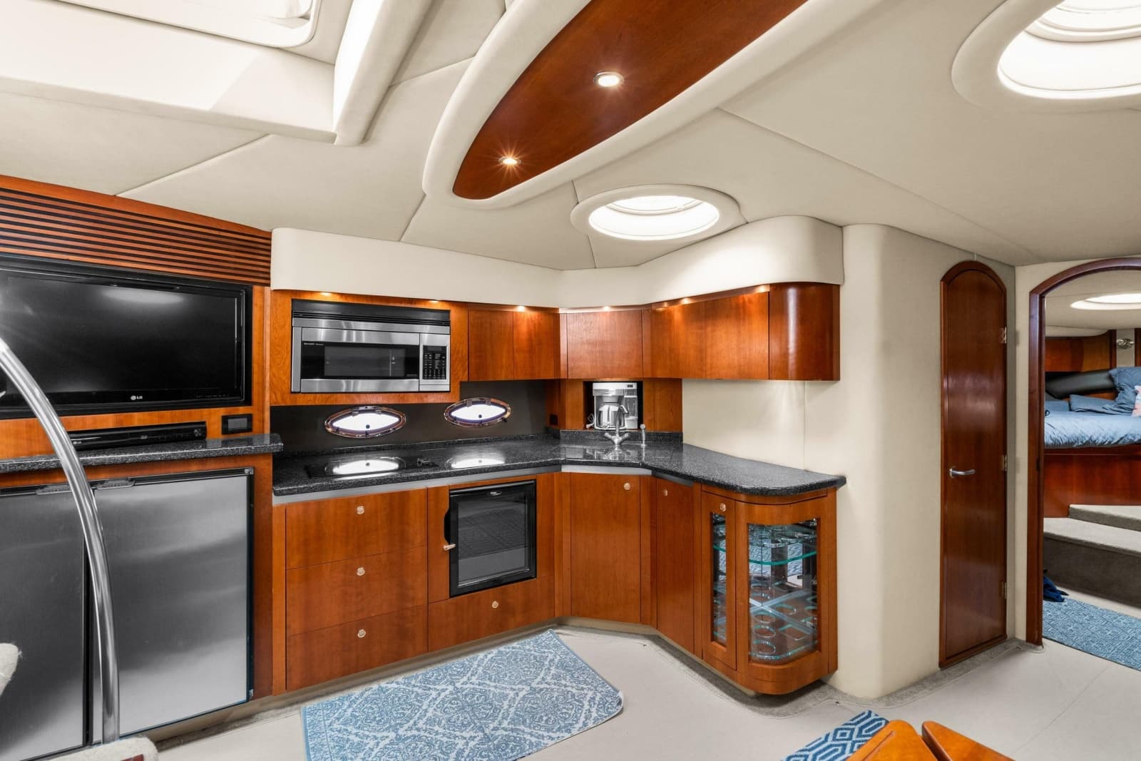 2005 Cruisers Yachts 520 Express - Photo 10