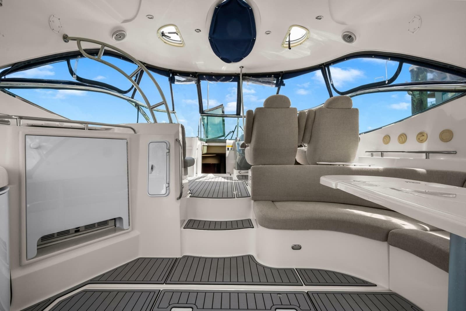 2005 Cruisers Yachts 520 Express - Photo 40