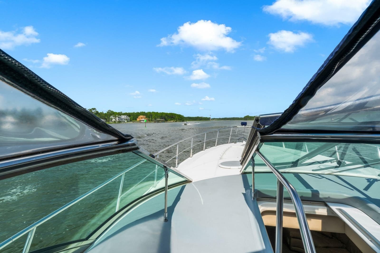2005 Cruisers Yachts 520 Express - Photo 30