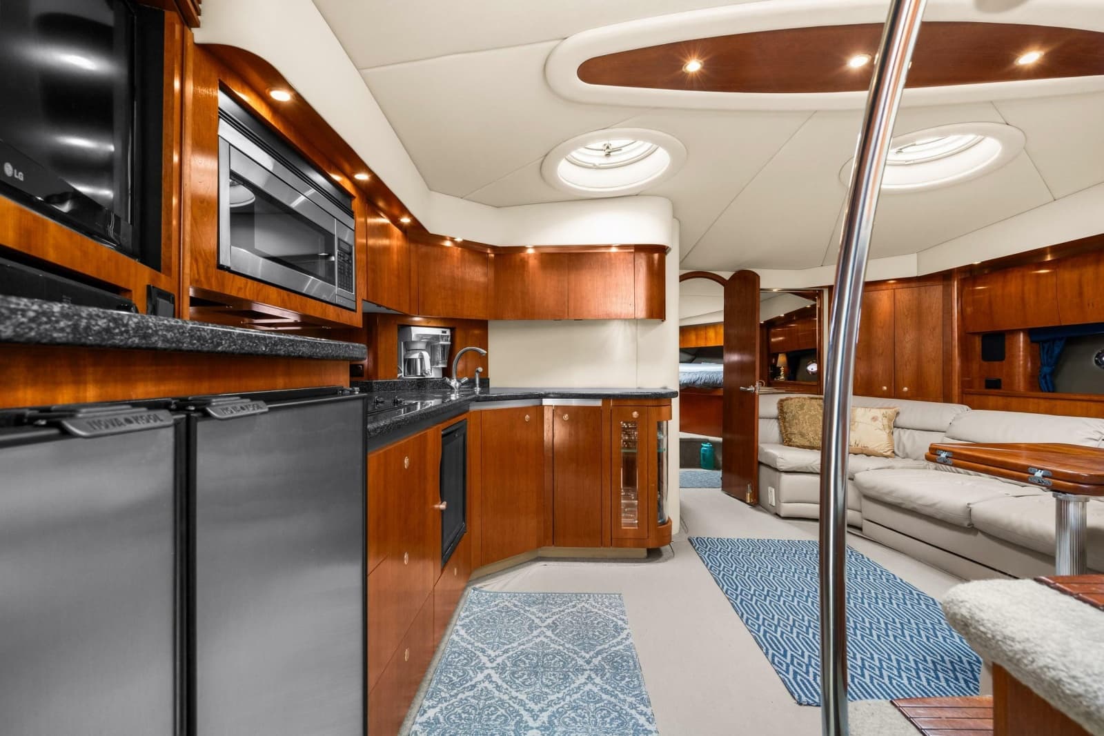 2005 Cruisers Yachts 520 Express - Photo 11