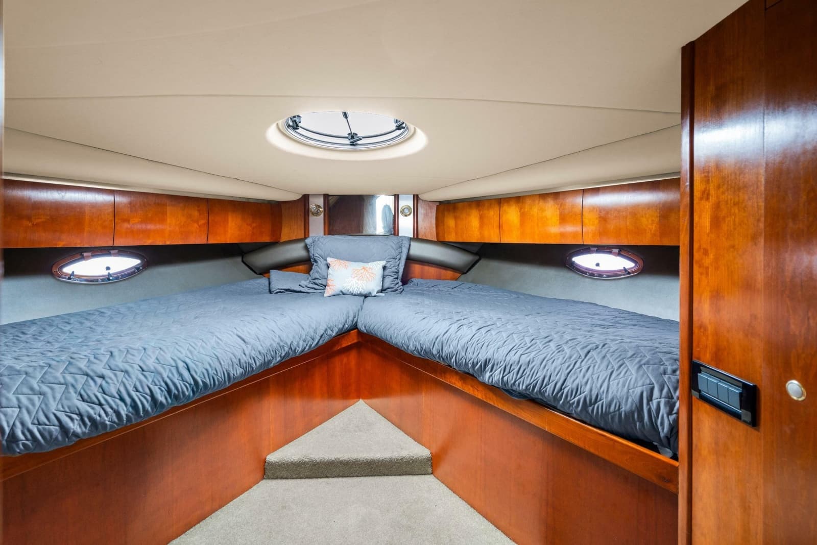 2005 Cruisers Yachts 520 Express - Photo 24