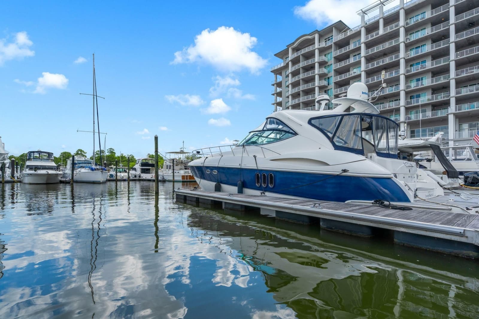 2005 Cruisers Yachts 520 Express - Photo 48