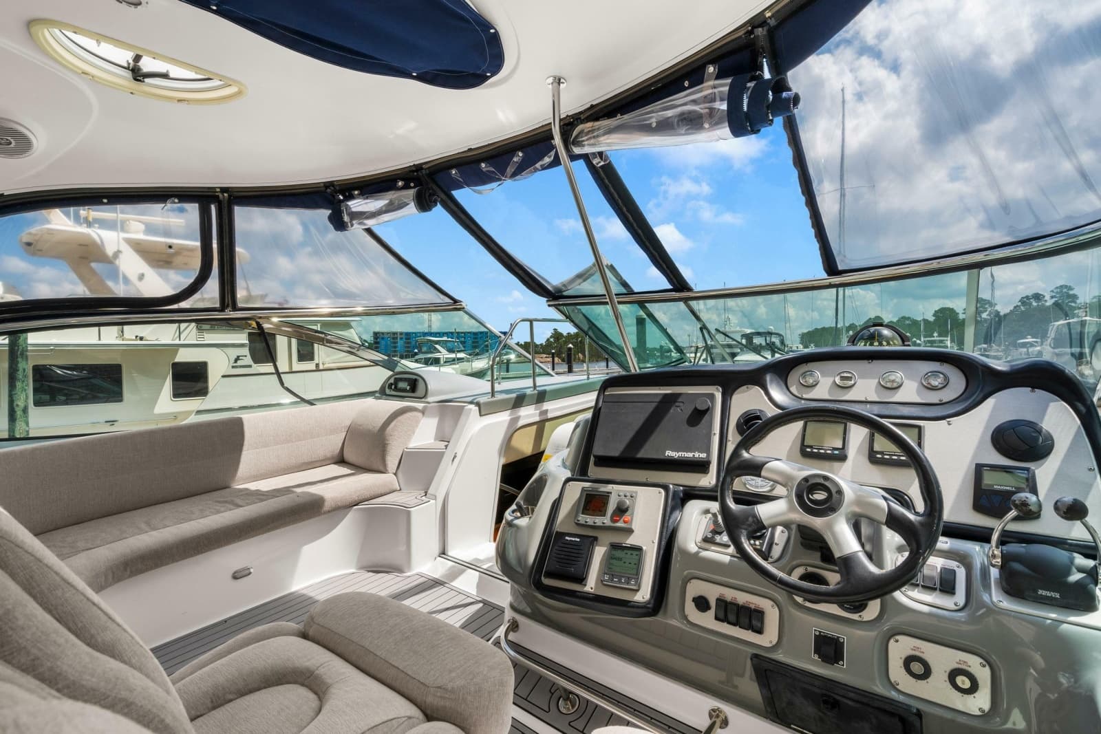 2005 Cruisers Yachts 520 Express - Photo 33