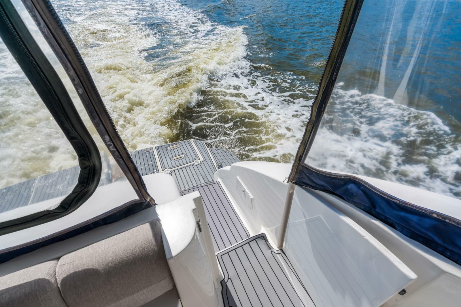 2005 Cruisers Yachts 520 Express - Photo 44