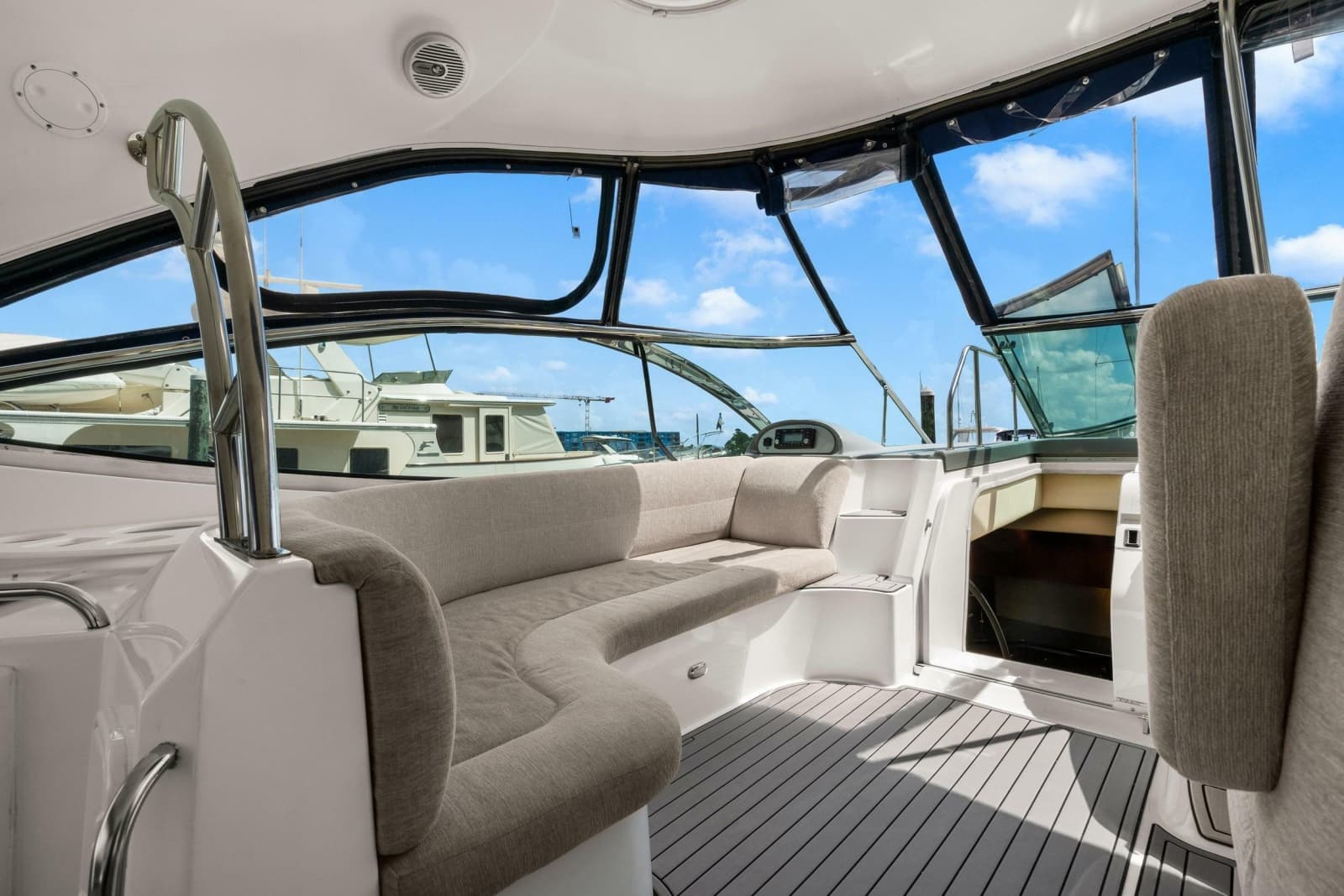 2005 Cruisers Yachts 520 Express - Photo 31