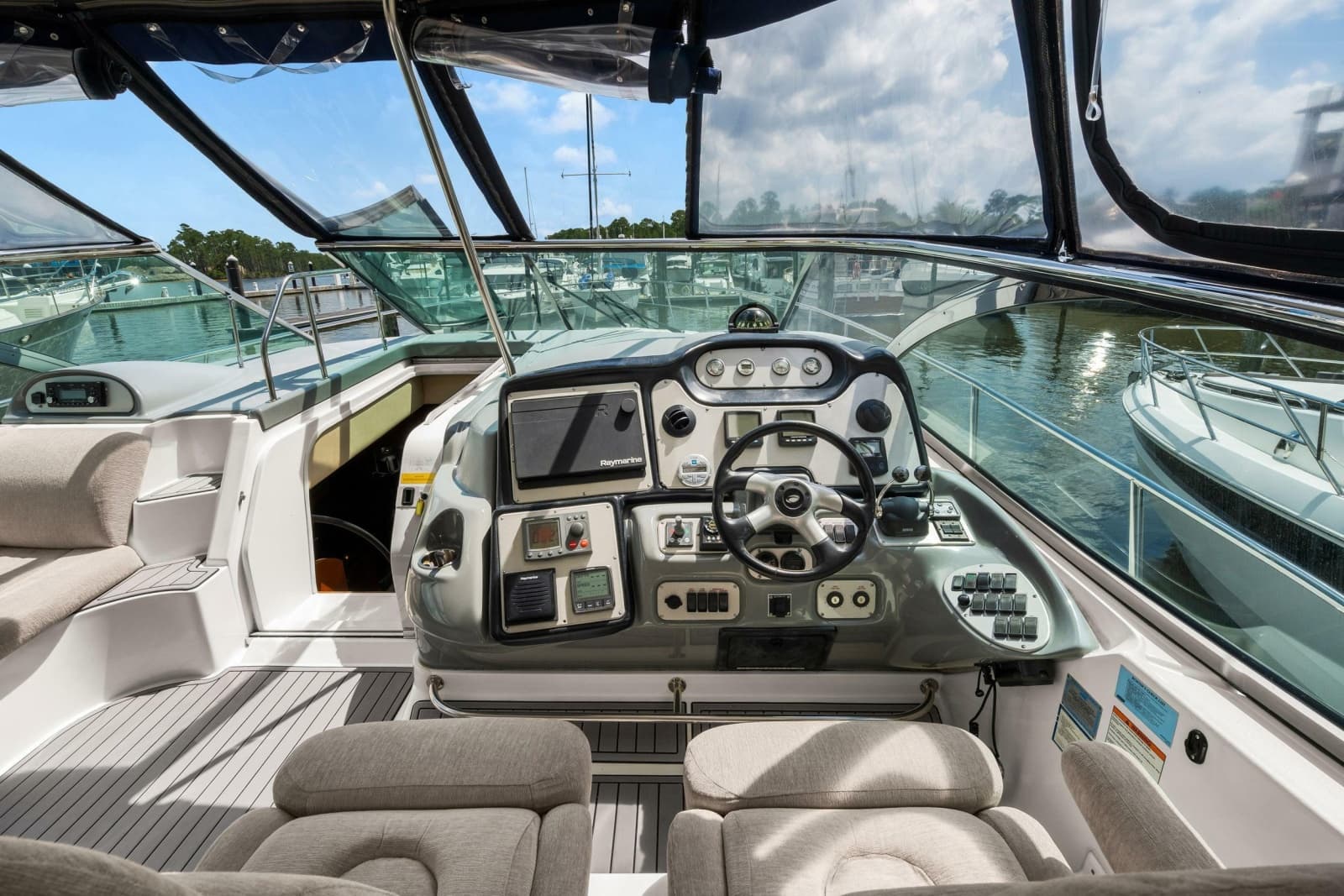 2005 Cruisers Yachts 520 Express - Photo 34