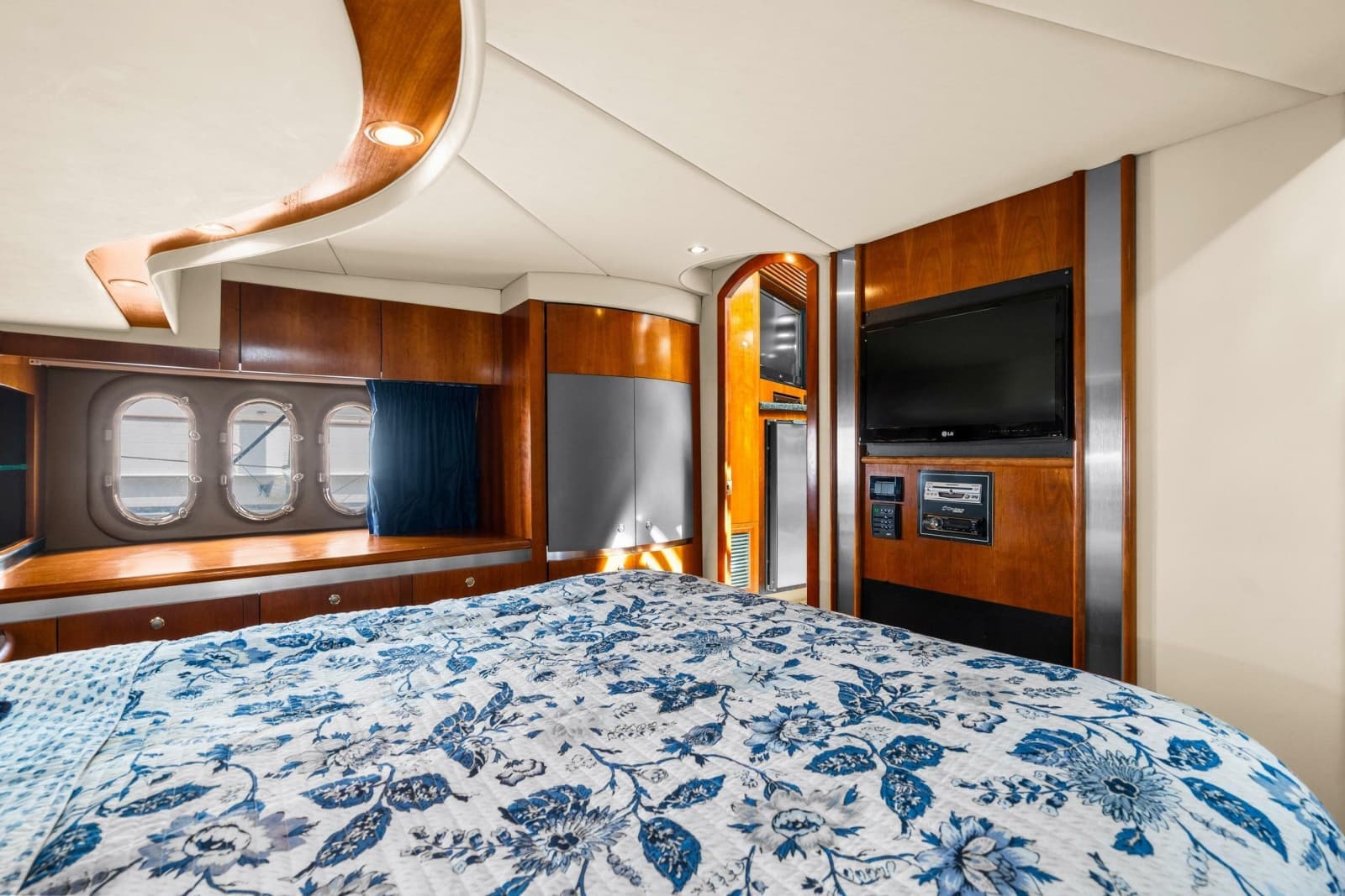 2005 Cruisers Yachts 520 Express - Photo 19