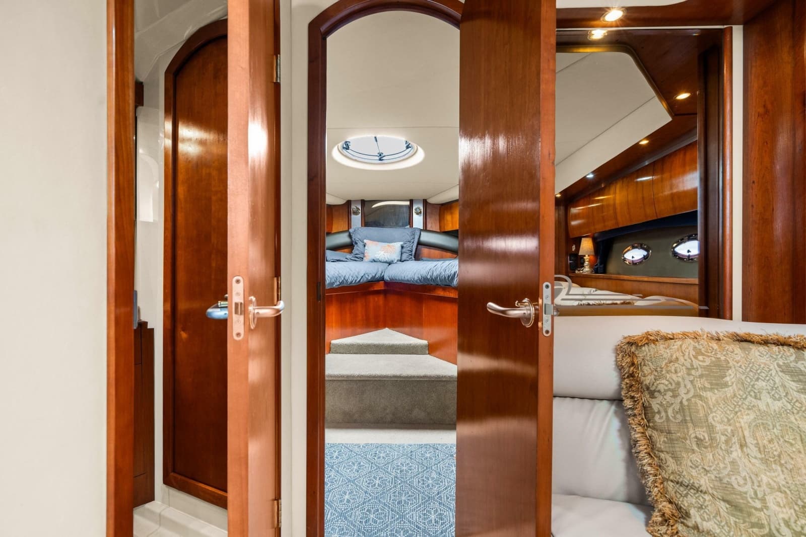 2005 Cruisers Yachts 520 Express - Photo 22