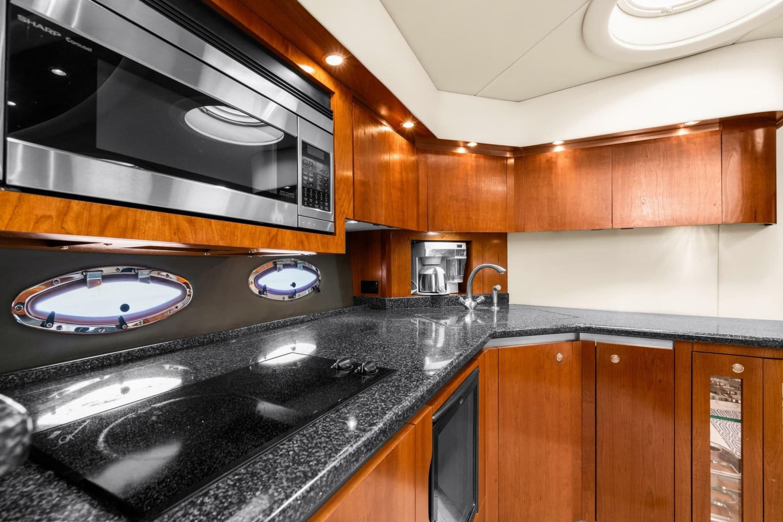 2005 Cruisers Yachts 520 Express - Photo 12